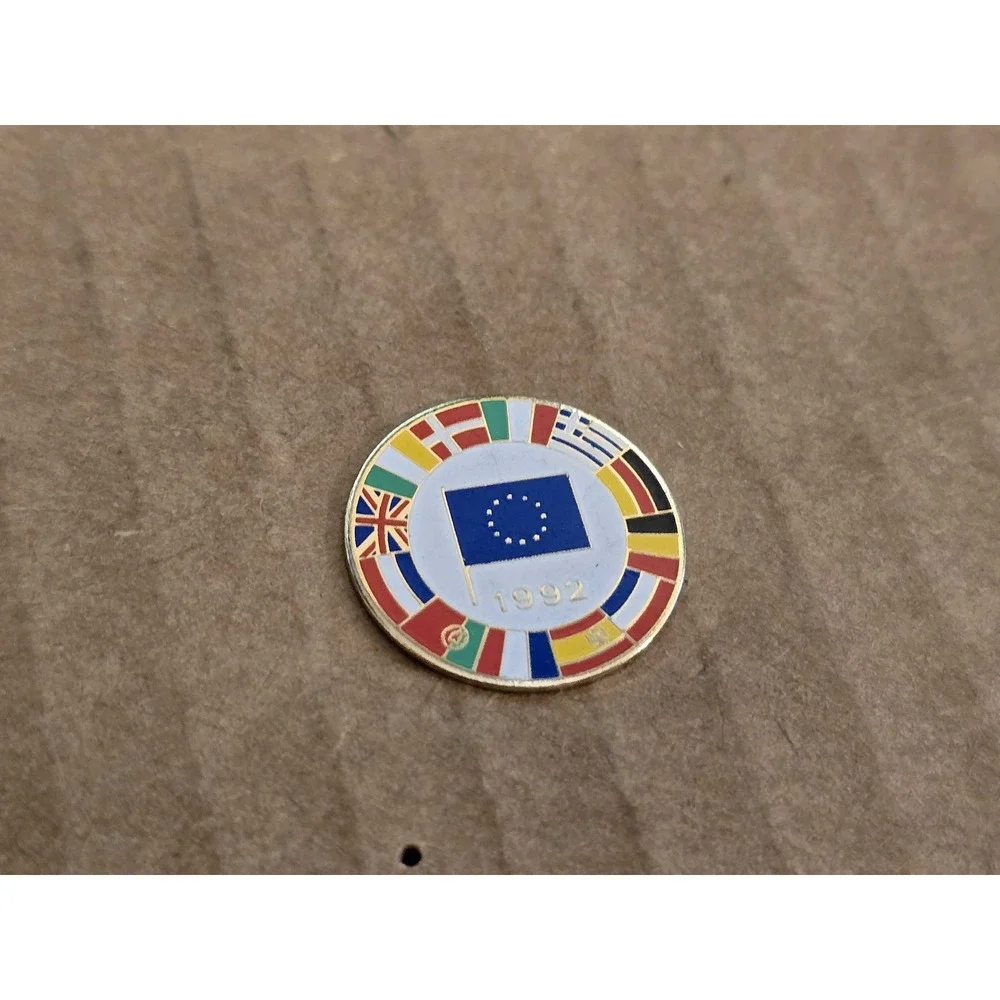 Vintage 1992 European Union Treaty Member Nations Flag Commemorative Pin G18